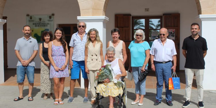 La homenajeada, junto a sus familiares, la alcaldesa y personal de los apartamentos. Foto: Ayuntamiento de Santa Eulària