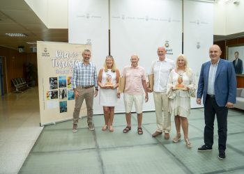 Recepción a las dos parejas de turistas. Foto: Consell de Ibiza