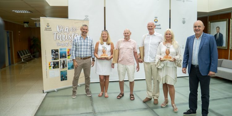 Recepción a las dos parejas de turistas. Foto: Consell de Ibiza