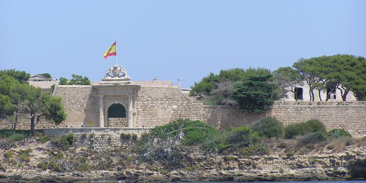 Imagen de la isla de Llatzeret. Foto: MontanNito (Wikipedia)