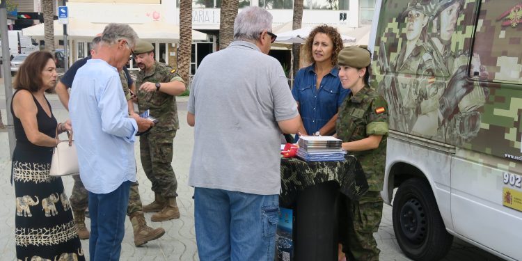 Mesa informativa instalada hoy en Sant Antoni. Foto: Ayuntamiento de Sant Antoni