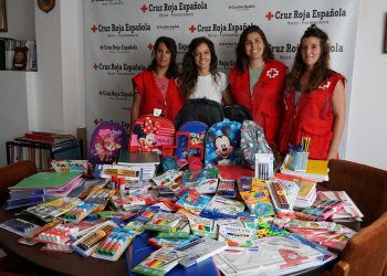 Donació del material a Creu Roja. Foto: Joventuts Socialistes d'Eivissa