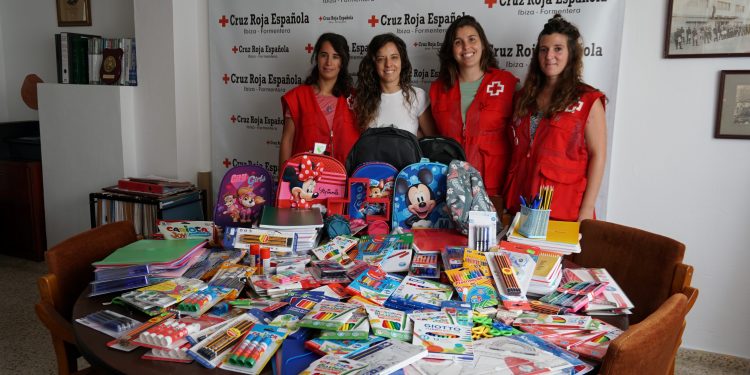 Donació del material a Creu Roja. Foto: Joventuts Socialistes d'Eivissa