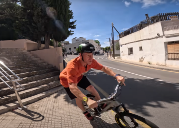 Sam Pilgrim, bajando a toda velocidad por las escaleras de es Soto.