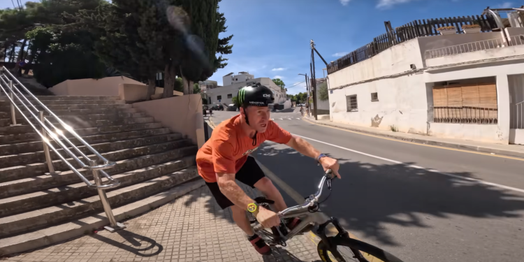Sam Pilgrim, bajando a toda velocidad por las escaleras de es Soto.