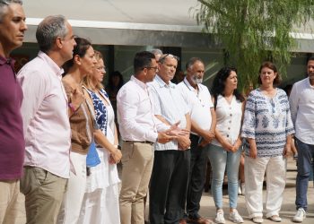 Los miembros del Ajuntament d'Eivissa, durante el minuto de silencio.