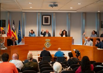 Óscar Rodríguez, primer per la dreta, a un ple del Consell. Foto: Consell de Ibiza