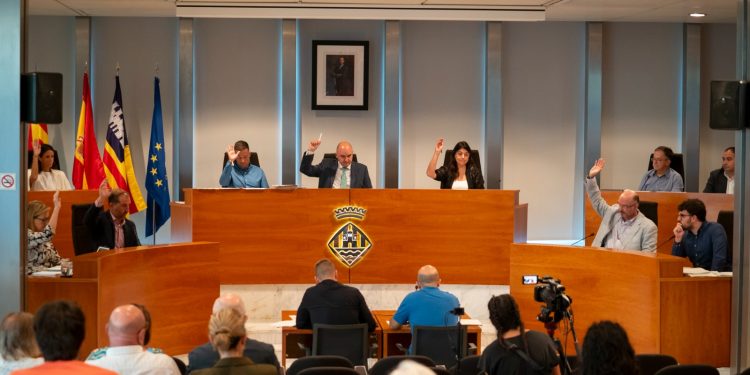 Óscar Rodríguez, primer per la dreta, a un ple del Consell. Foto: Consell de Ibiza