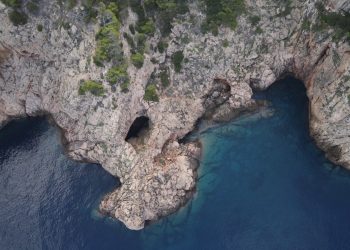Las prácticas se han realizado esta mañana en la zona de cala Aubarca. Fotos: Bombers d'Eivissa