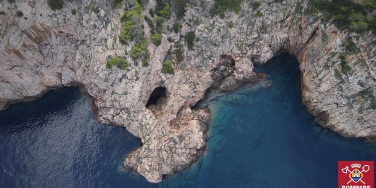 Las prácticas se han realizado esta mañana en la zona de cala Aubarca. Fotos: Bombers d'Eivissa
