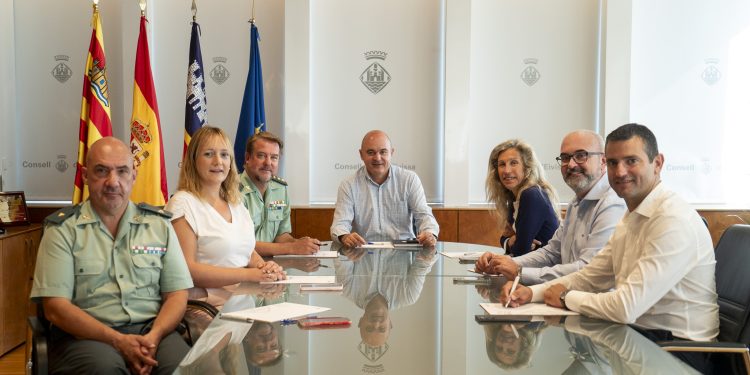 Encuentro mantenido hoy entre las administraciones locales e insular y la Guardia Civil. Foto: Consell de Ibiza