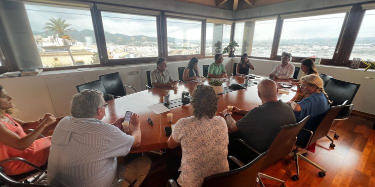 Encuentro mantenido entre el Consistorio y representantes del sector turístico. Foto: Ajuntament d'Eivissa