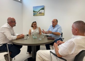 Reunión celebrada esta mañana, en la que han participado Vicent Roig y Fernando Fernández. Foto: Ayuntamiento de Sant Josep