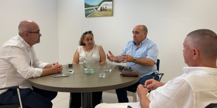 Reunión celebrada esta mañana, en la que han participado Vicent Roig y Fernando Fernández. Foto: Ayuntamiento de Sant Josep
