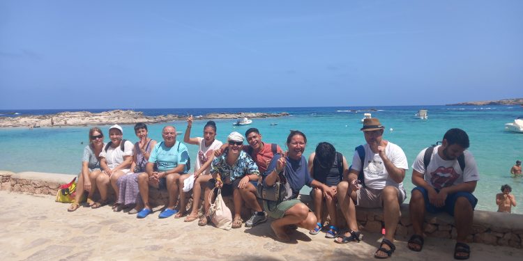 Usuaris de l'àrea de diversitat funcional del Centre de Dia de Formentera, durant la jornada destinada a repartir els cendrers. Foto: Consell Insular de Formentera