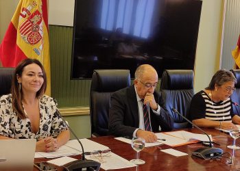 A la izquierda, la consellera Marta Vidal. Foto: Govern balear