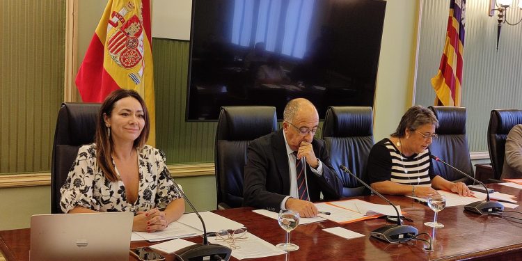 A la izquierda, la consellera Marta Vidal. Foto: Govern balear