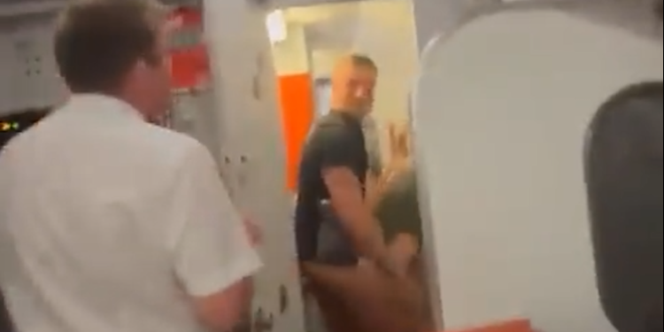 Un momento del vídeo grabado en el vuelo a Ibiza.