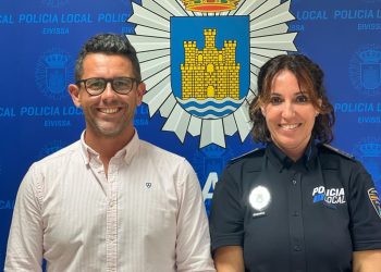 El alcalde de Ibiza, Rafa Triguero, y Sonia María Bea Blanco, nueva jefa de la Policía Local de Ibiza.
