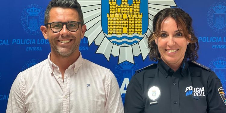 El alcalde de Ibiza, Rafa Triguero, y Sonia María Bea Blanco, nueva jefa de la Policía Local de Ibiza.