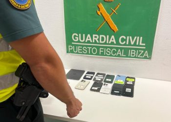 Los teléfonos móviles sustraídos, en una imagen de la Guardia Civil.
