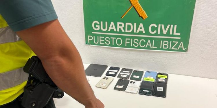 Los teléfonos móviles sustraídos, en una imagen de la Guardia Civil.