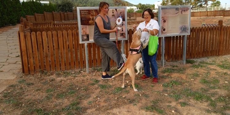 L'educadora ambiental entrega una ampolla i un porta-bosses. Foto: Ajuntament de Sant Josep