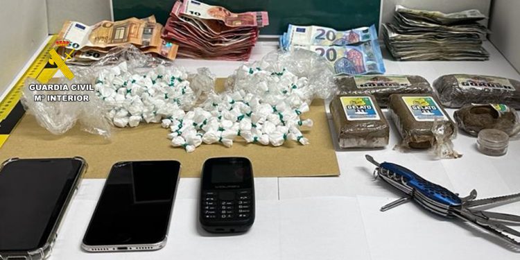 Droga, dinero y otros elementos incautados por la Guardia Civil.