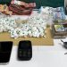 Droga, dinero y otros elementos incautados por la Guardia Civil.