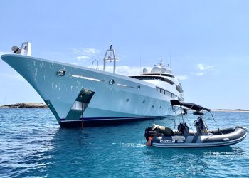 Un megayate sobre posidonia.