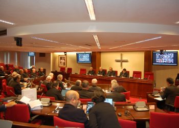Una imagen de la reunión de ayer en la Conferencia Episcopal para abordar los datos de abusos sexuales en la Iglesia que contiene el informe del Defensor del Pueblo.