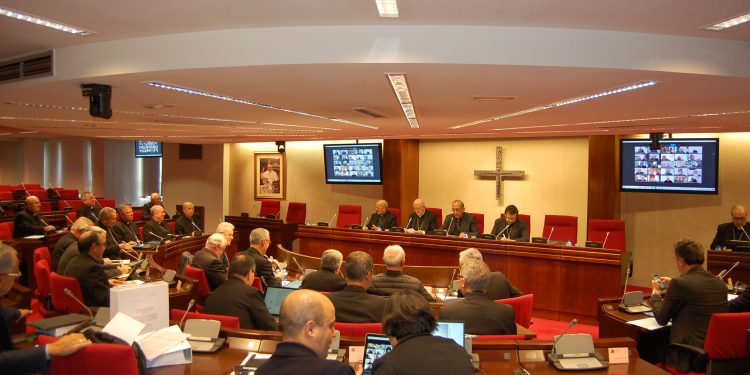Una imagen de la reunión de ayer en la Conferencia Episcopal para abordar los datos de abusos sexuales en la Iglesia que contiene el informe del Defensor del Pueblo.
