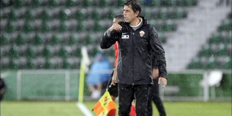 Alberto Gallego, en el partido al frente del Elche en la Liga Santander. Fotografía facilitada por la Peña Deportiva.