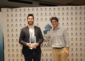 Álex Pastor, responsable de la Torre de Control de Flota de Baleària, recoge el certificado de Green Marine Europe. Foto: Baleària