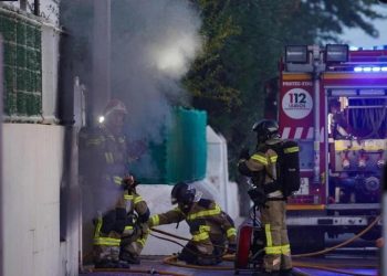 Bomberos actuando ayer en el incendio de Puig d'en Valls. Foto Bombers s'Eivissa Elías Siscar