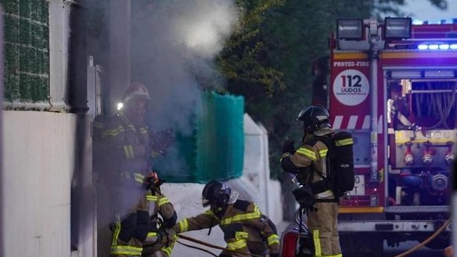 Bomberos actuando ayer en el incendio de Puig d'en Valls. Foto Bombers s'Eivissa Elías Siscar