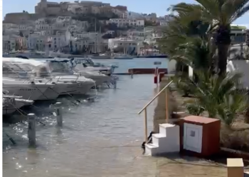 El muelle del CNI, completamente anegado.
