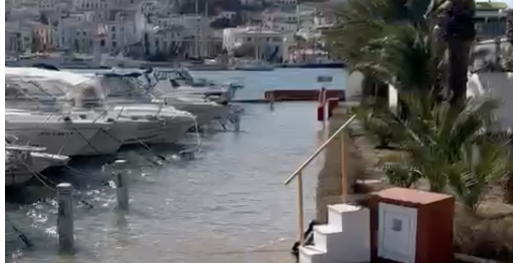 El muelle del CNI, completamente anegado.