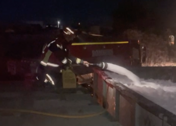 Bombero vertiendo espuma, anoche en el vertedero.