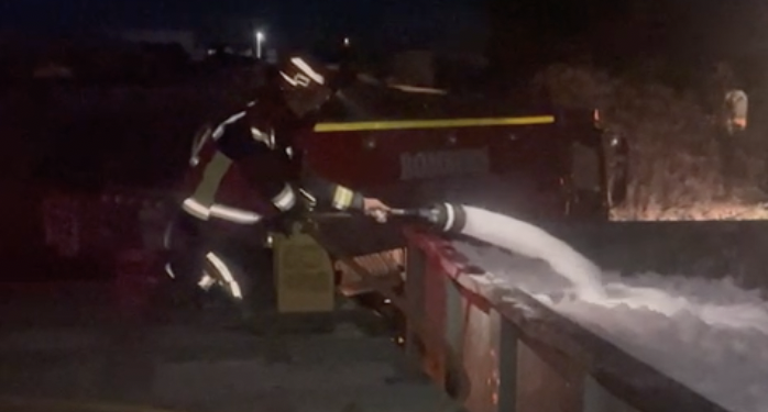 Bombero vertiendo espuma, anoche en el vertedero.
