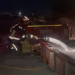 Bombero vertiendo espuma, anoche en el vertedero.