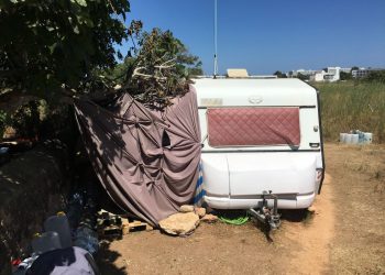 Una caravana utilizada como vivienda de manera permanente en un descampado, en una imagen de archivo