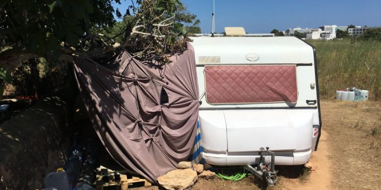 Una caravana utilizada como vivienda de manera permanente en un descampado, en una imagen de archivo