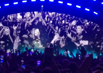 Clubbers proyectados en la pantalla de fondo del escenario durante una actuación de David Guetta en Uhuaïa.