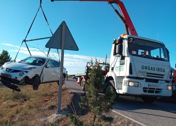 El Nissan ha tenido que ser retirado del barranco con una grúa pluma.