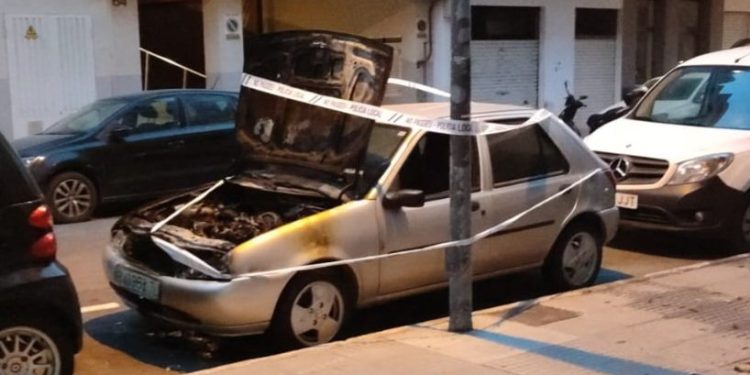 Coche incendiado. Foto Bombers d'Eivissa