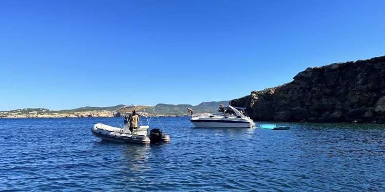 Control de fondeo sobre posidonia en los Illots de Ponent de Ibiza. Foto Noudiari