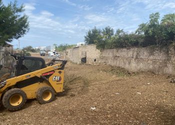 Limpieza de la parcela de la antigua nave industrial. Foto: Ayuntamiento de Santa Eulària