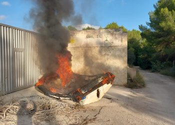 La embarcación abandonada, ardiendo ayer en Sant Antoni. Foto Bombers d'Eivissa
