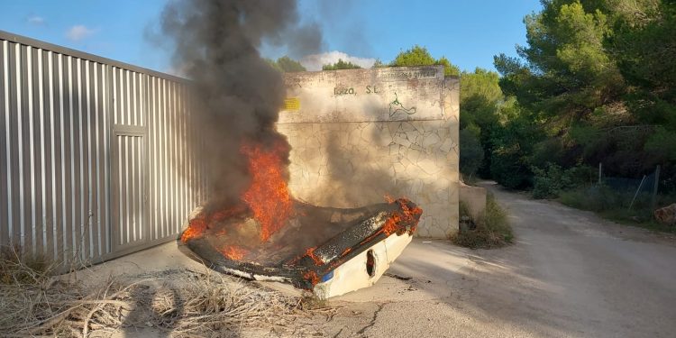 La embarcación abandonada, ardiendo ayer en Sant Antoni. Foto Bombers d'Eivissa